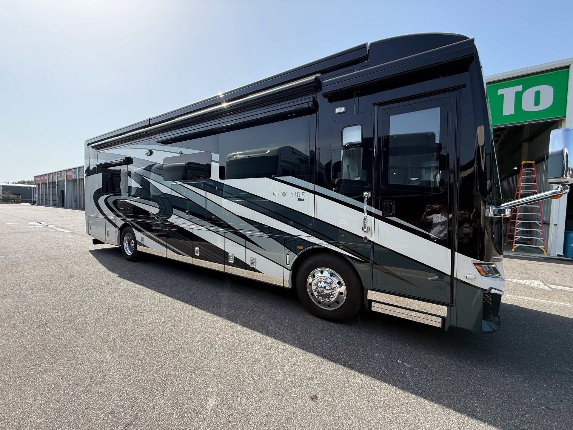 2022 Newmar New Aire 3543 - Exterior view
