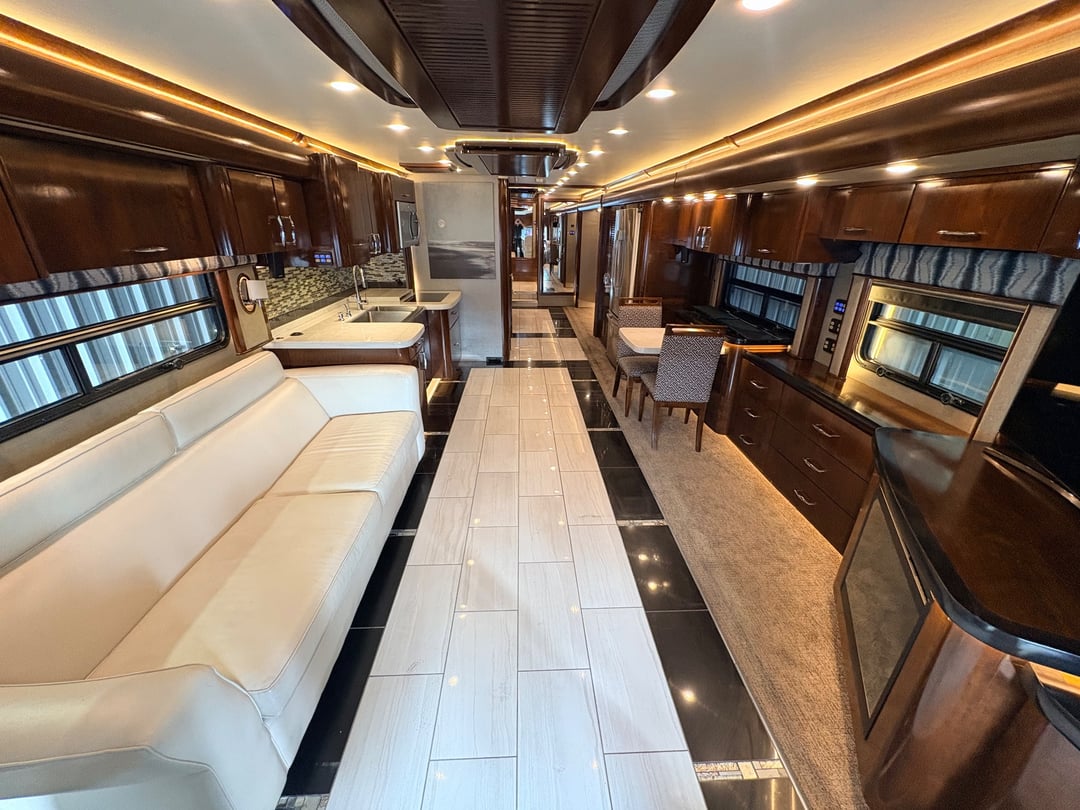 2016 American Coach American Eagle 45N, Living area photo 3