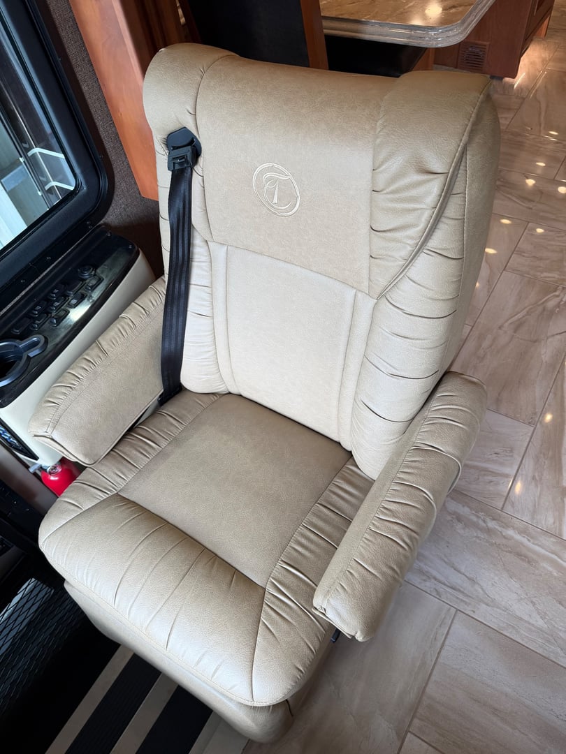 2017 Tiffin Allegro Bus 37 AP, Cockpit photo 2