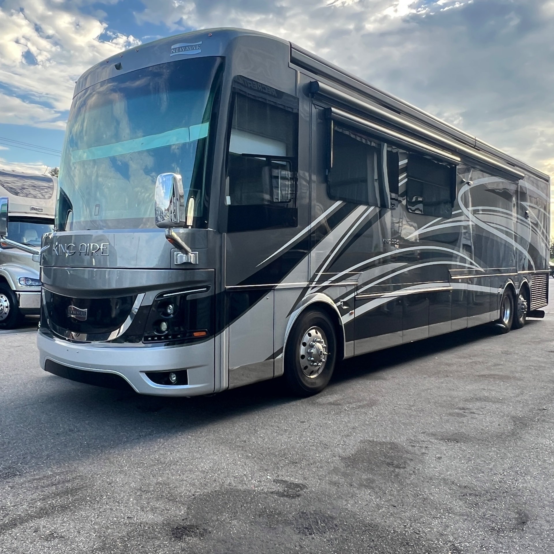 2019 Newmar King Aire 4531 - Exterior view 2