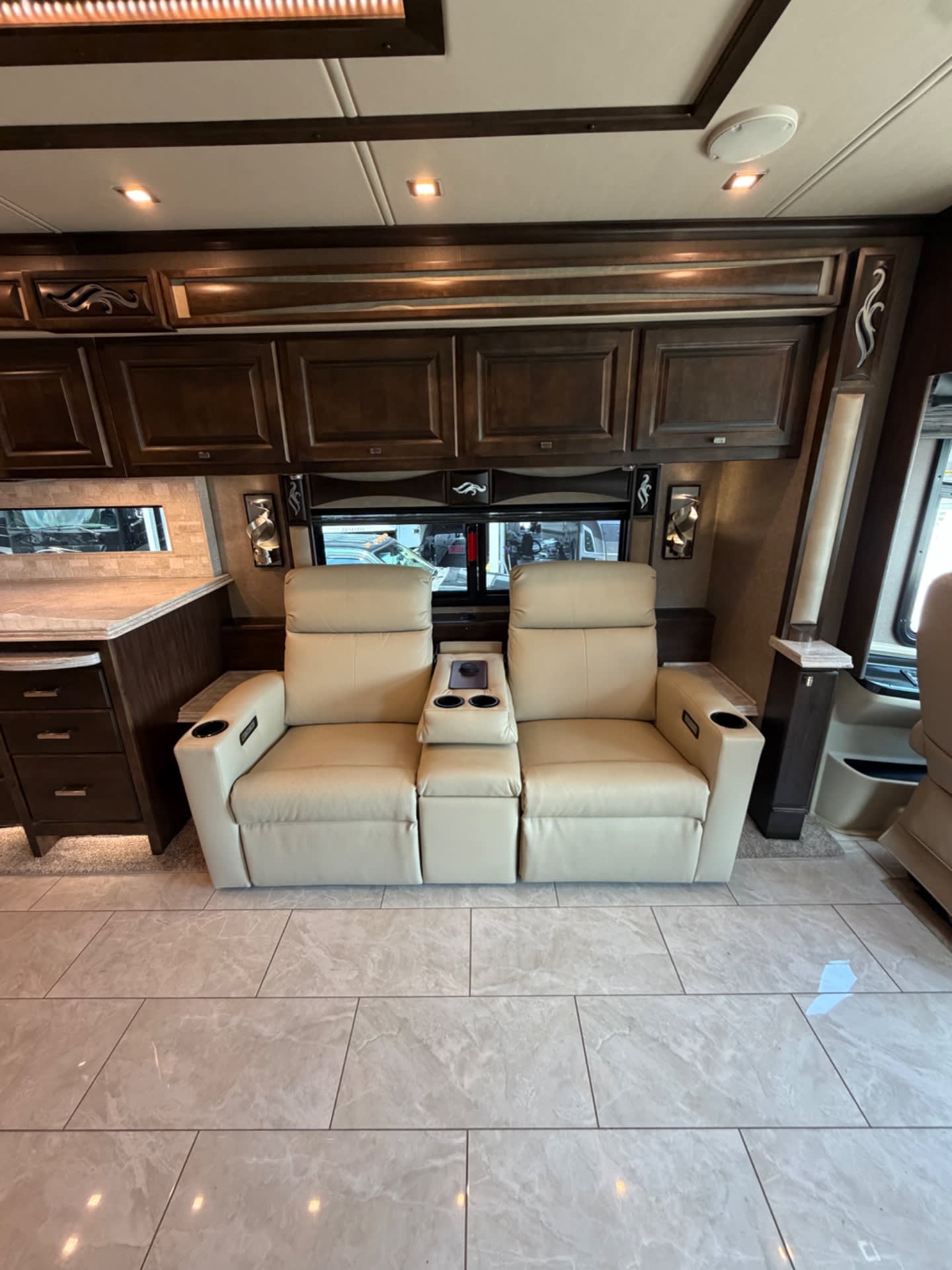 2019 Tiffin Phaeton 44 OH - Interior view 3