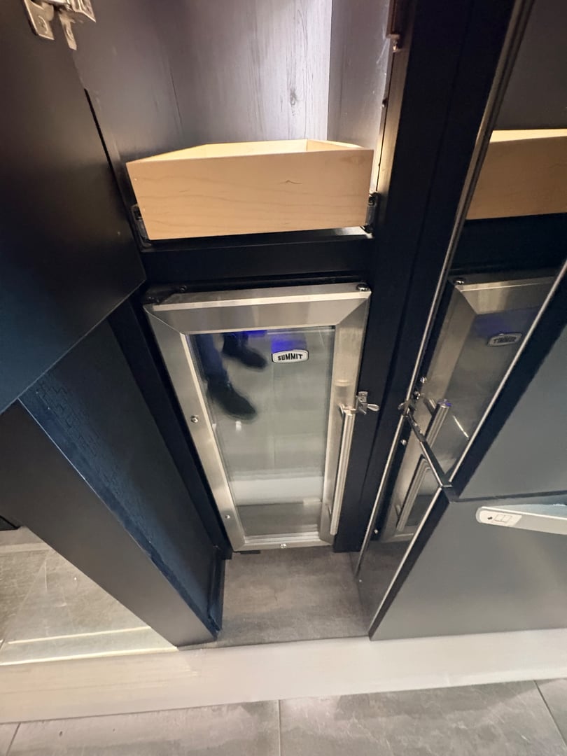 2025 Tiffin Zephyr 45 PZ, Kitchen photo 6