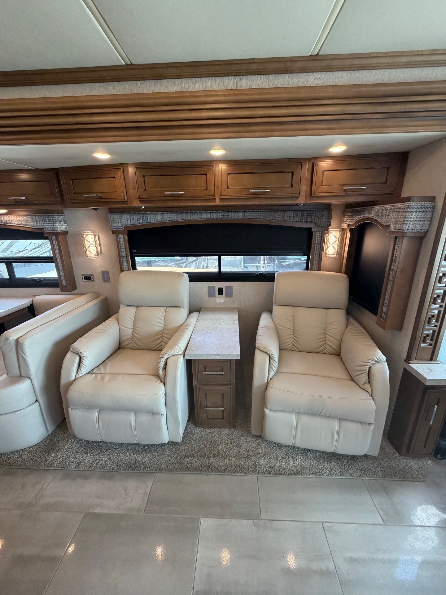 2020 Newmar Ventana 4369 — Interior photo 3