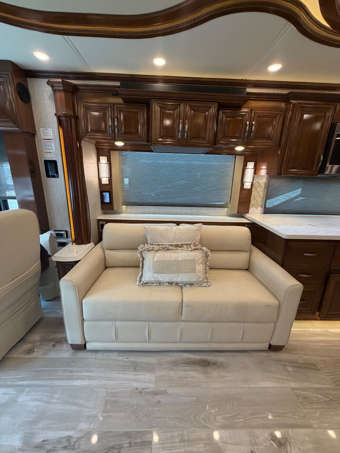 2022 Newmar Essex 4551 - Interior view 2