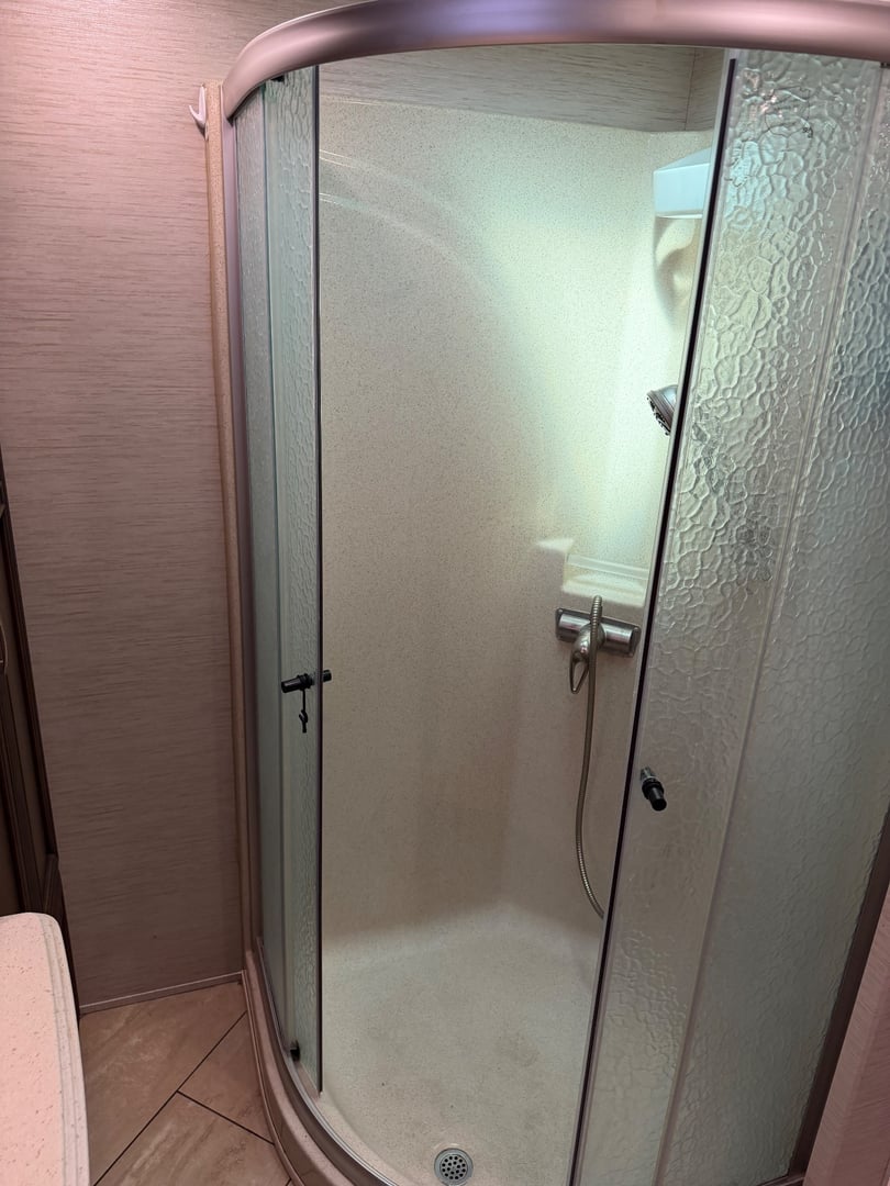2018 Newmar Ventana 4037, Bathroom photo 6
