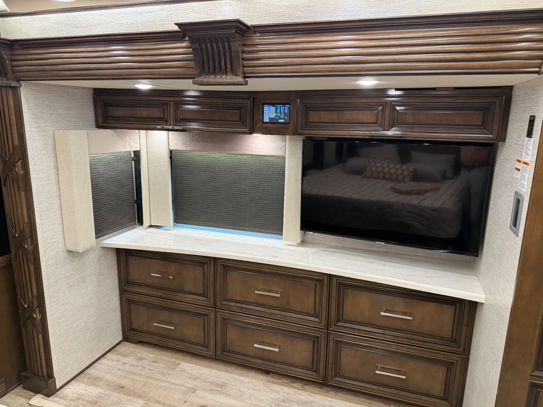 2020 Newmar Mountain Aire 4551, Bedroom photo 3