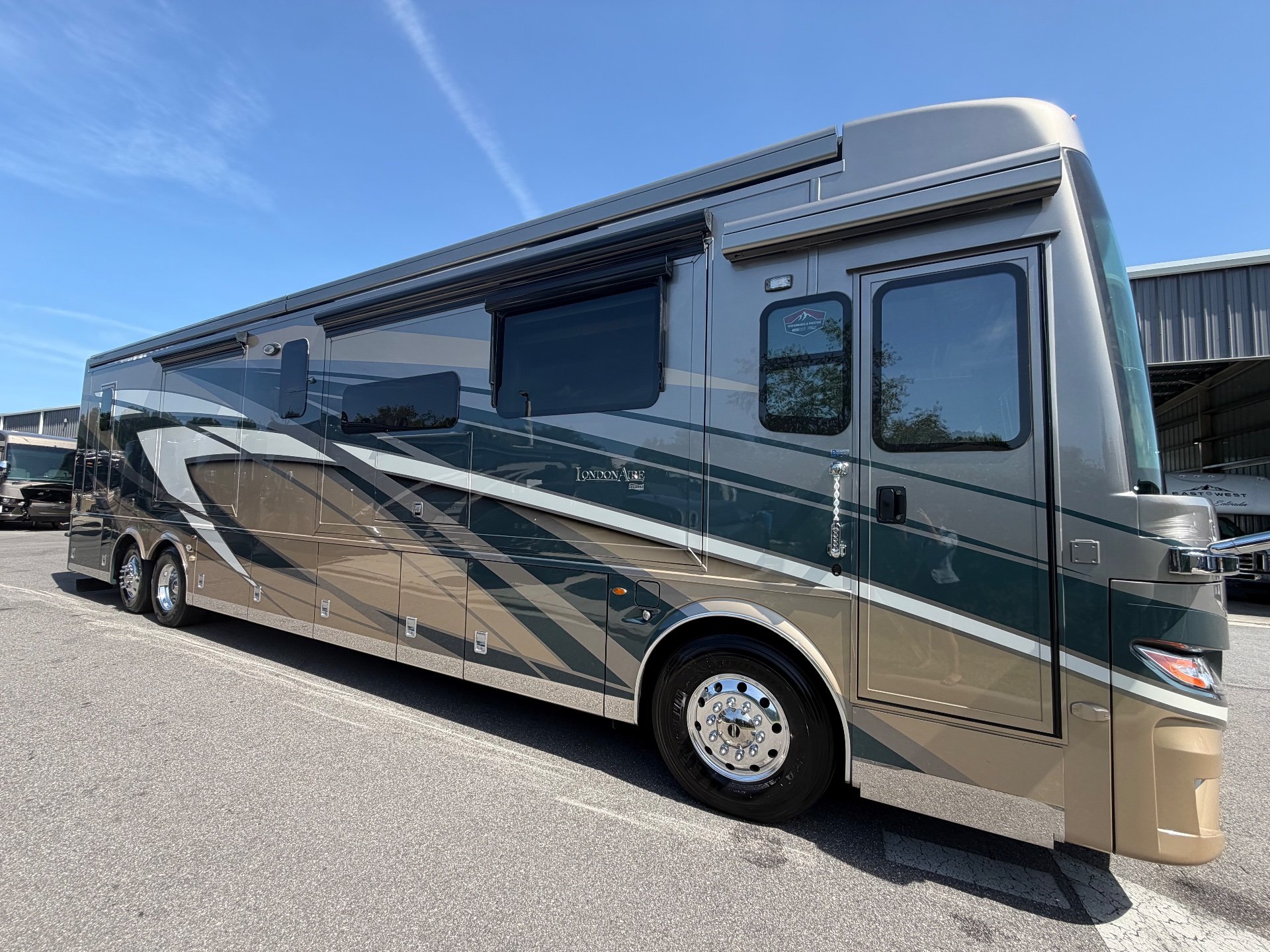 2025 Newmar London Aire 4551 - Exterior view