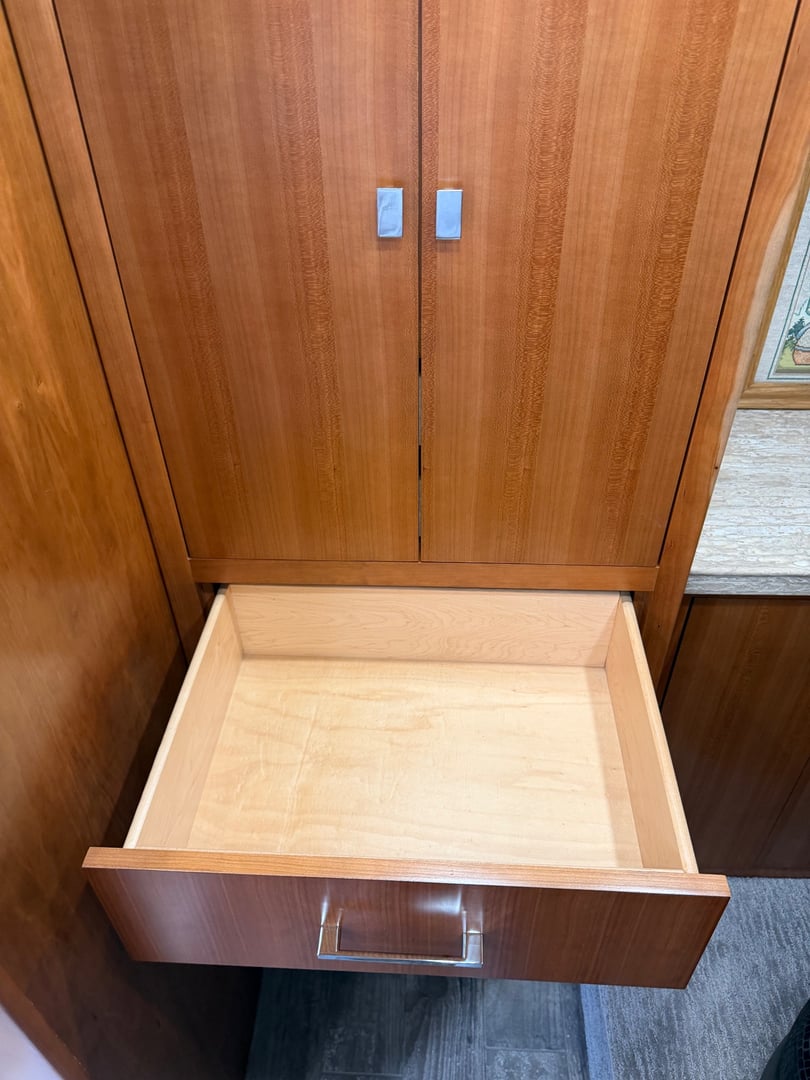 2017 Tiffin Zephyr 45 PZ, Storage photo 2