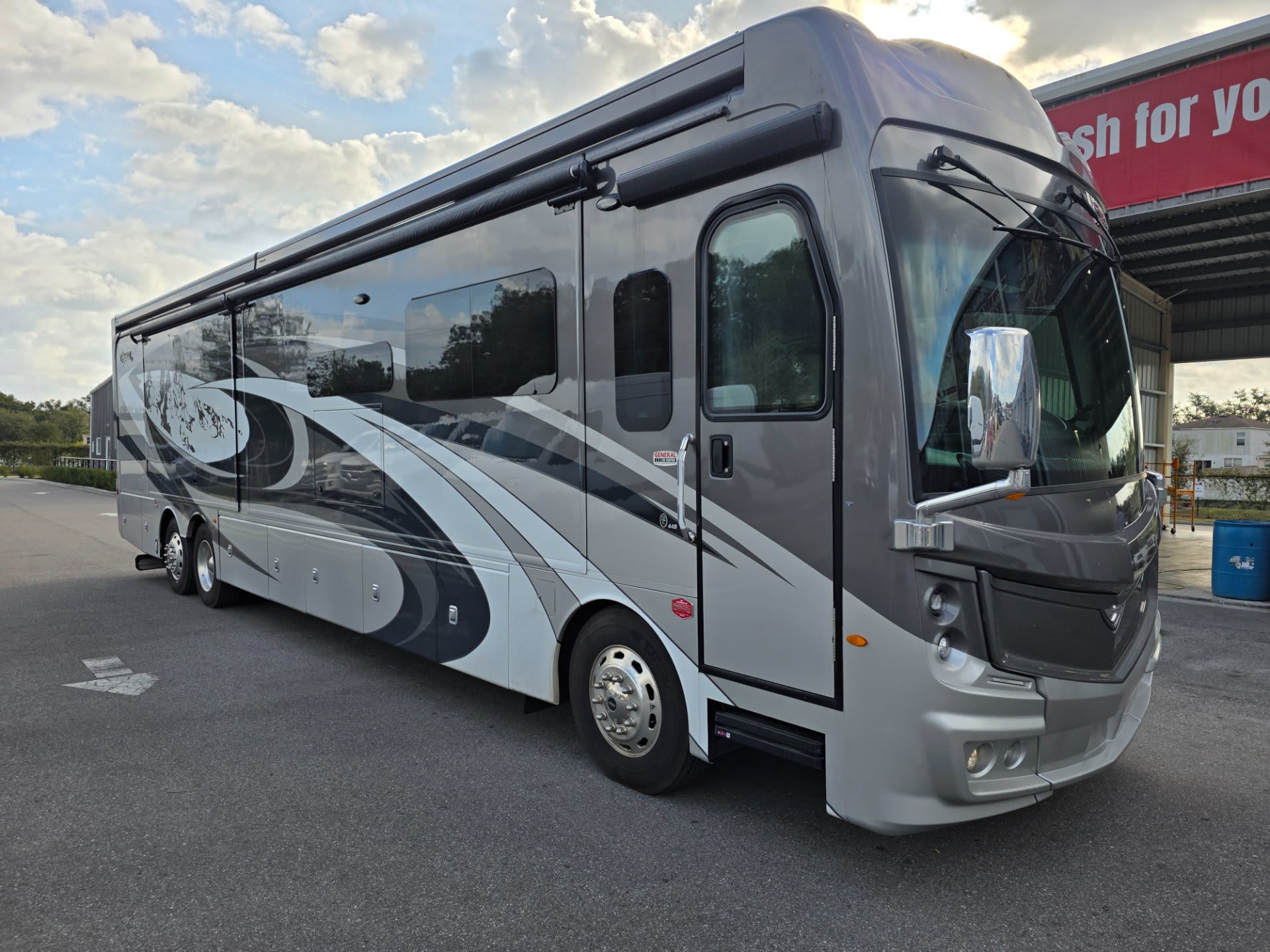 2022 Fleetwood Discovery LXE 44B - Exterior view