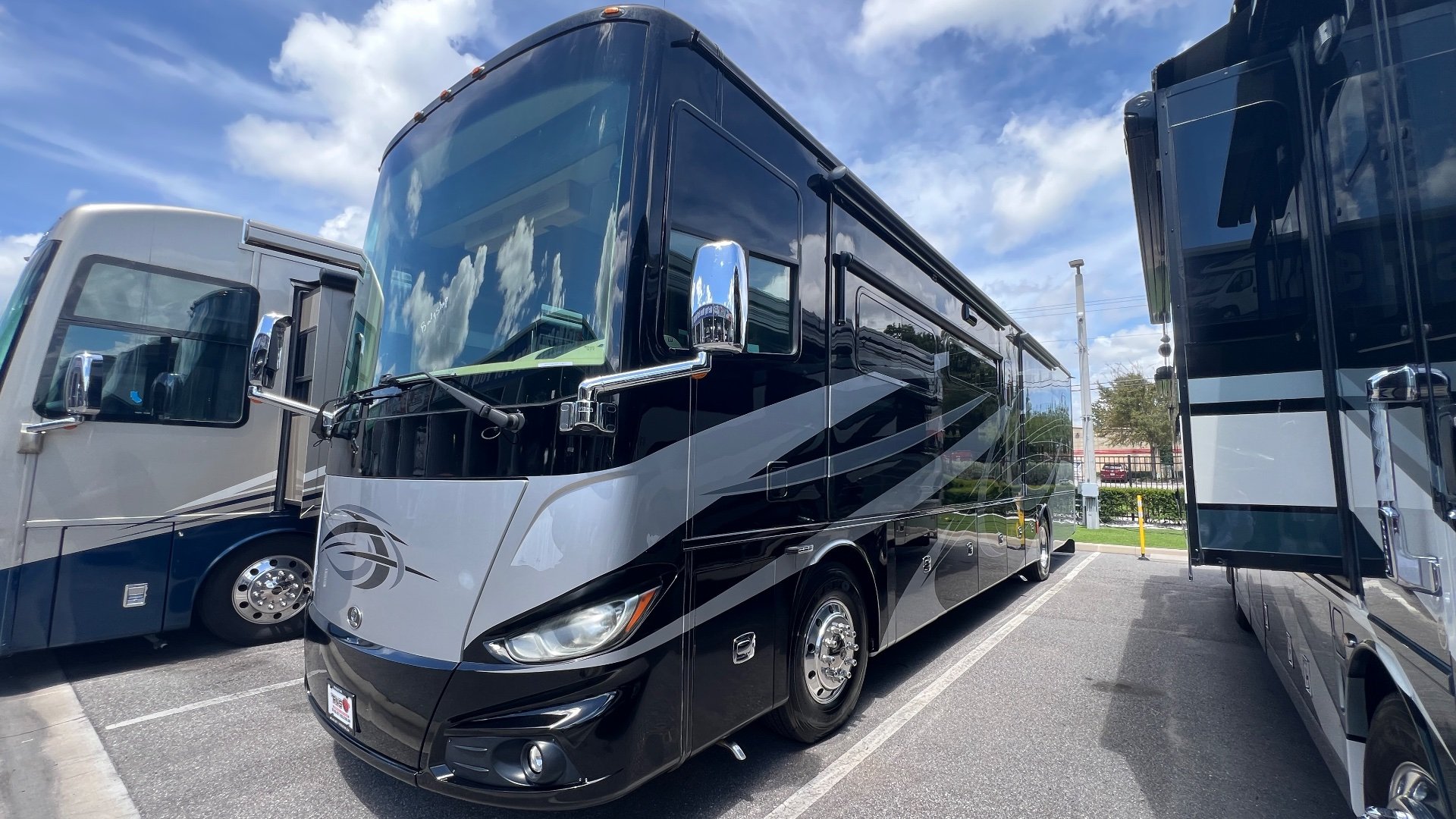 2019 Tiffin Phaeton 40 IH - Photo 3