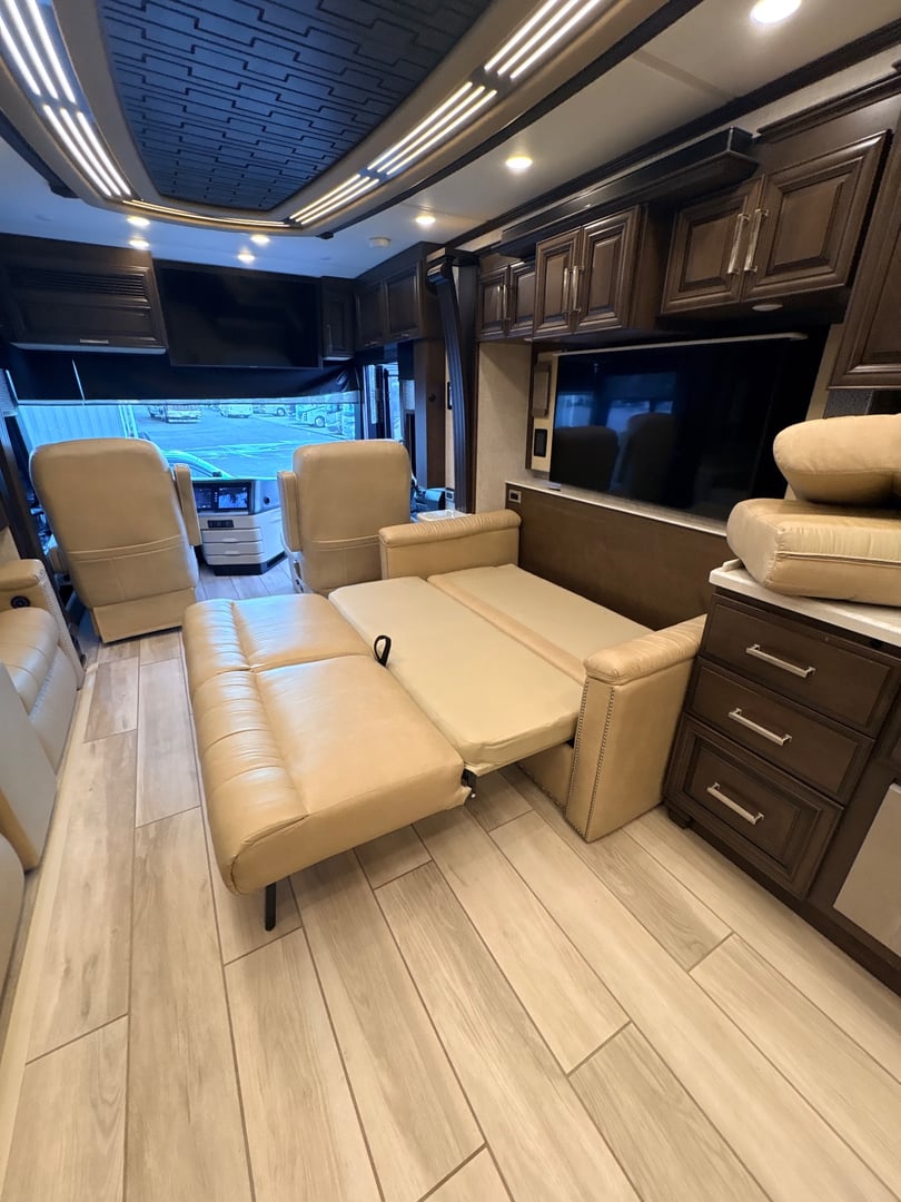 2023 Newmar London Aire 4579, Living area photo 5