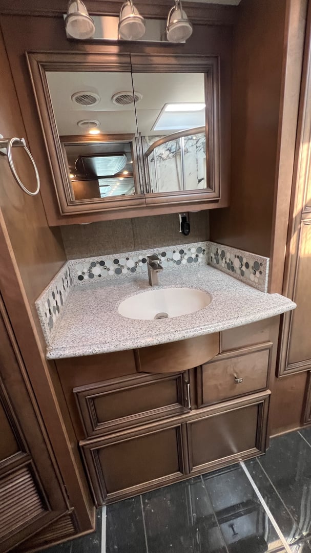 2019 Newmar Ventana 4037, Bathroom photo 4