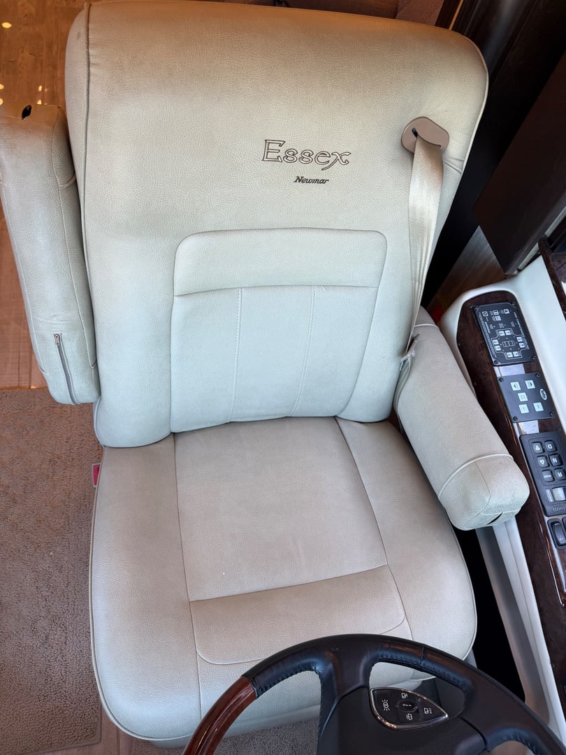 2017 Newmar Essex 4533, Cockpit photo 4