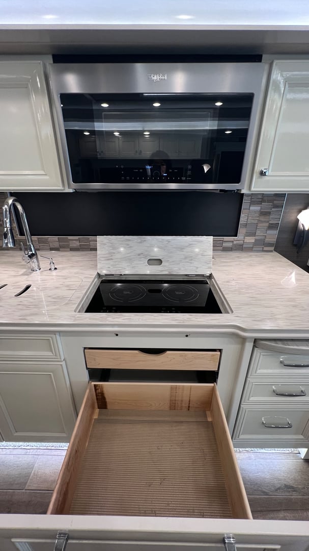 2022 Tiffin Phaeton 44 OH, Kitchen photo 5