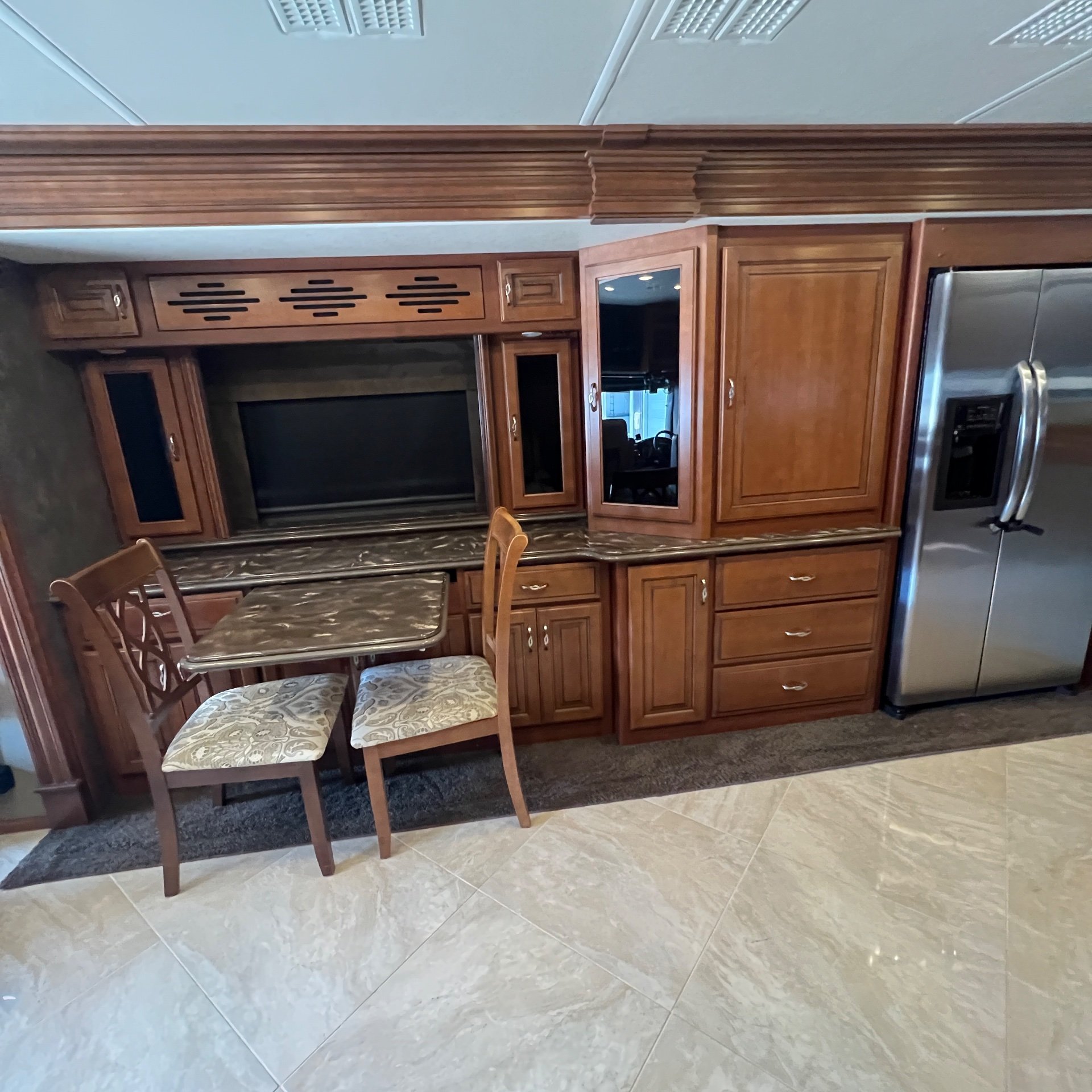 2015 Fleetwood Discovery 40E - Interior view 3