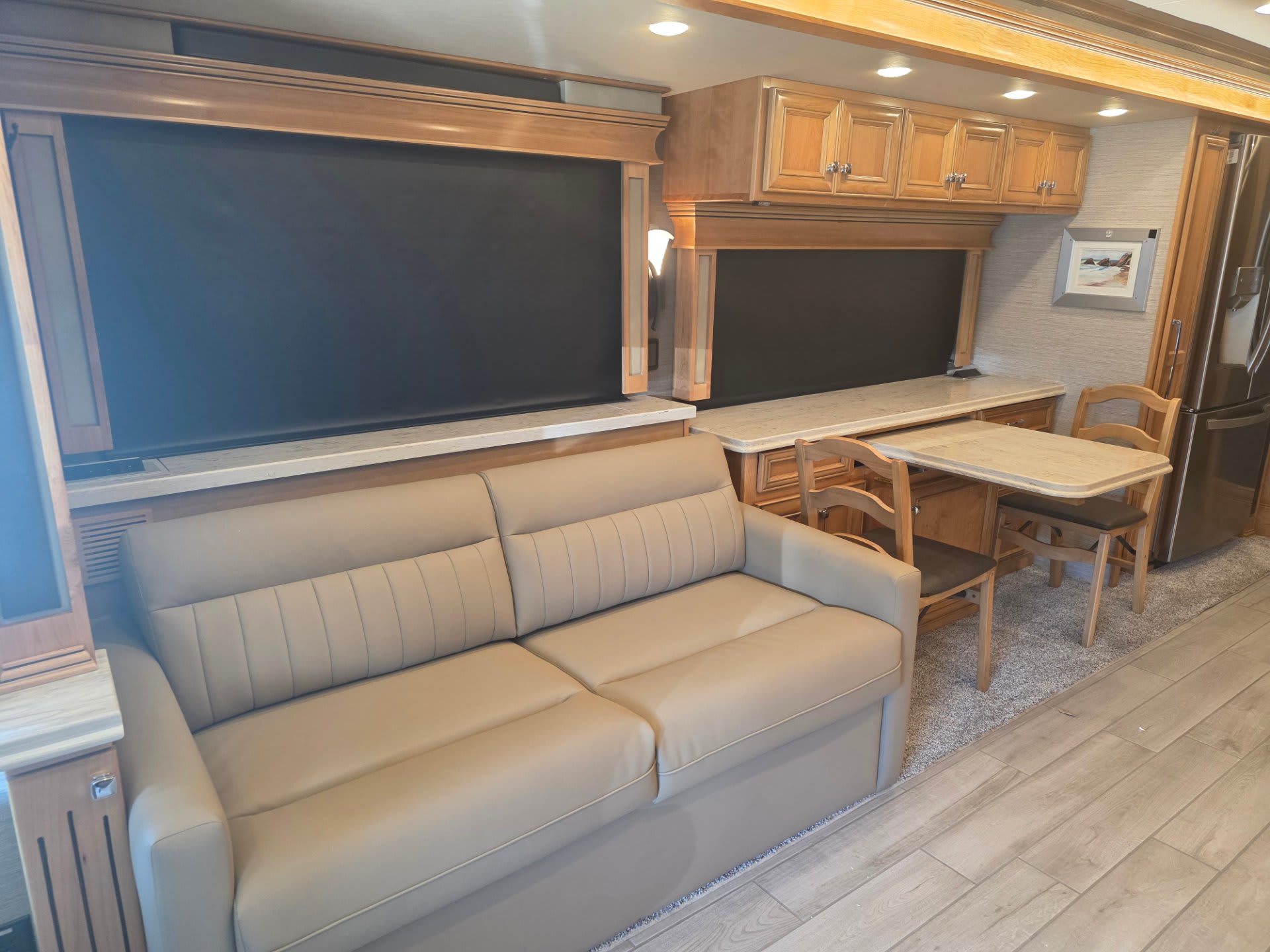 2022 Tiffin Phaeton 40 IH - Interior view 3