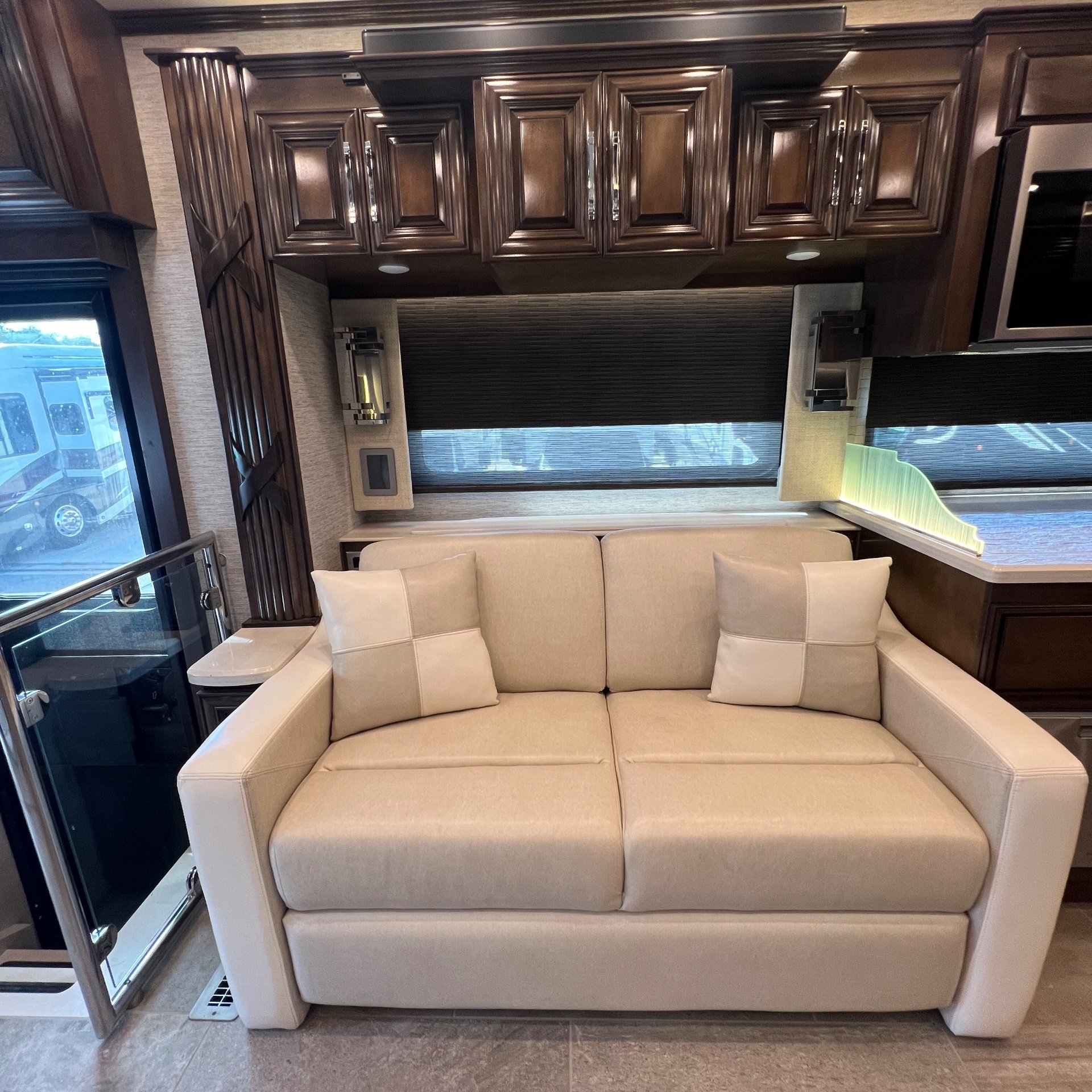 2021 Newmar Supreme Aire 4573 - Interior view 3