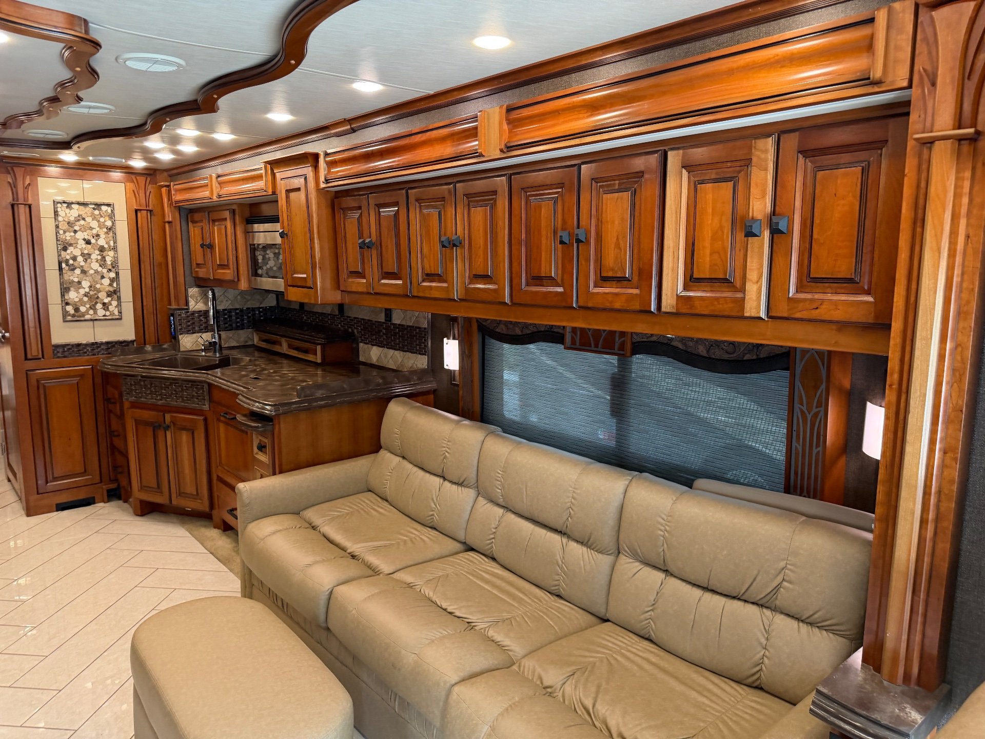 2016 Tiffin Allegro Bus 40SP - Interior view 2