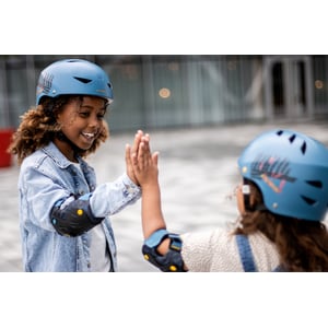 N60EA04 - Skate Helm • Sidewalk Sentinel •