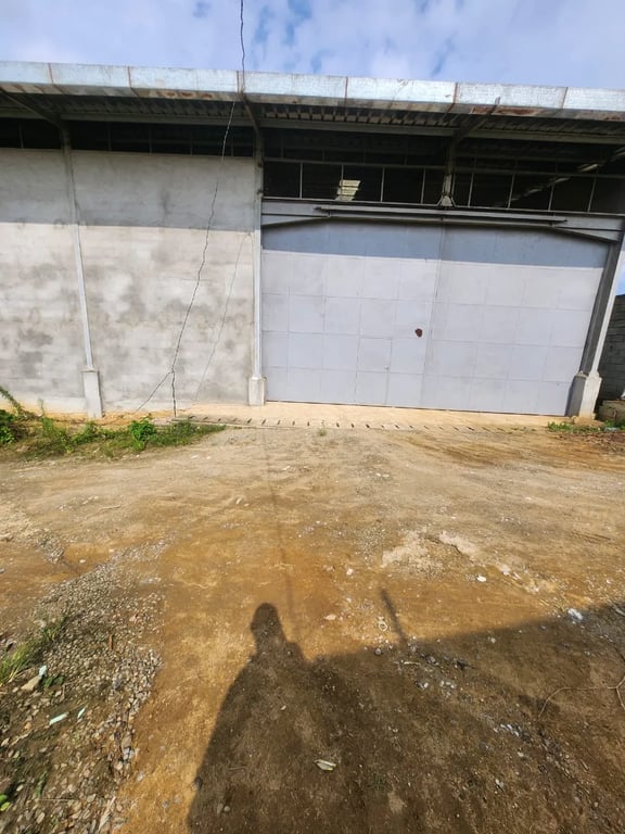 Entrepôt 500 m² à louer à Yassa, près de Tradex
