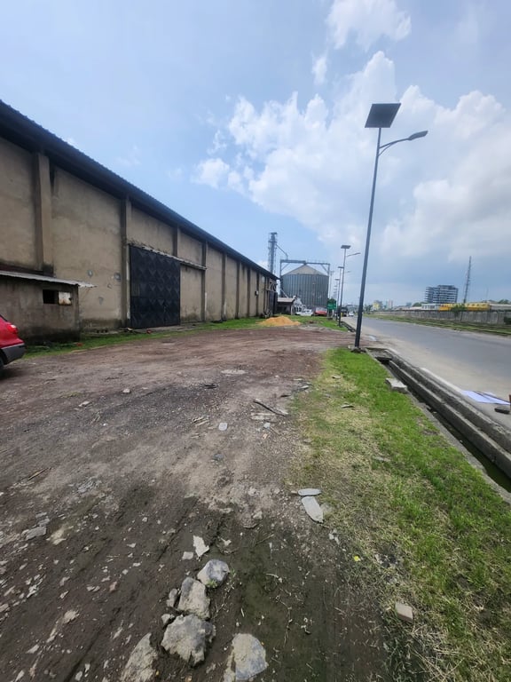 Entrepôt à louer au Port de Douala