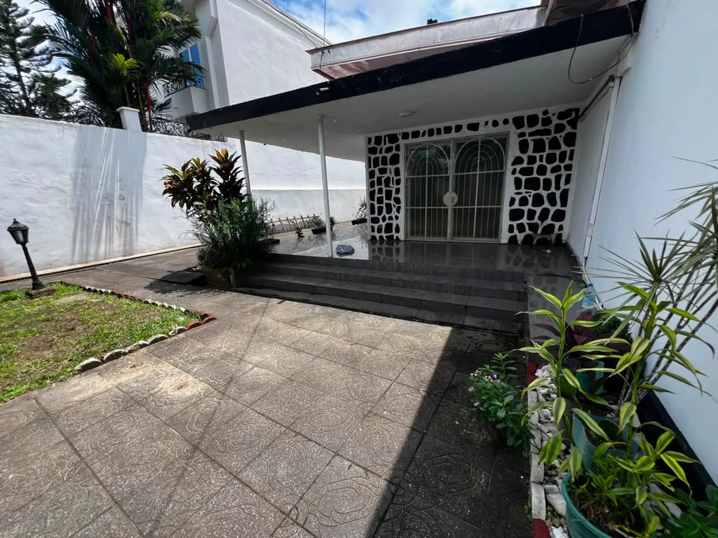 Villa 5 chambres Bonapriso, secteur Armée de l'air - 1 800 000 F