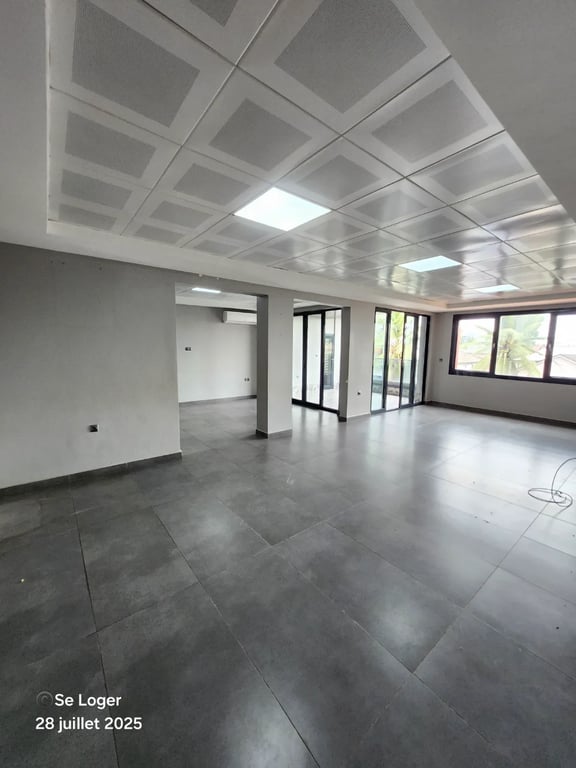 Appartement 3 chambres climatisé à Bonapriso, près Clinique aéroport
