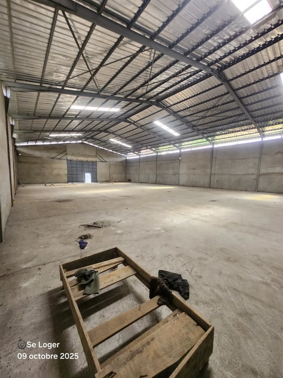 Entrepôt 1000 m² à Yassa près de Tradex | 2,500 F /m²