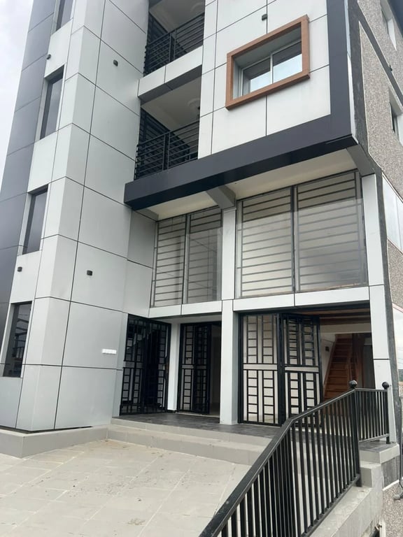 Bureau Bonamoussadi près Sable, rez-de-chaussée et mezzanine, 350 k/mois