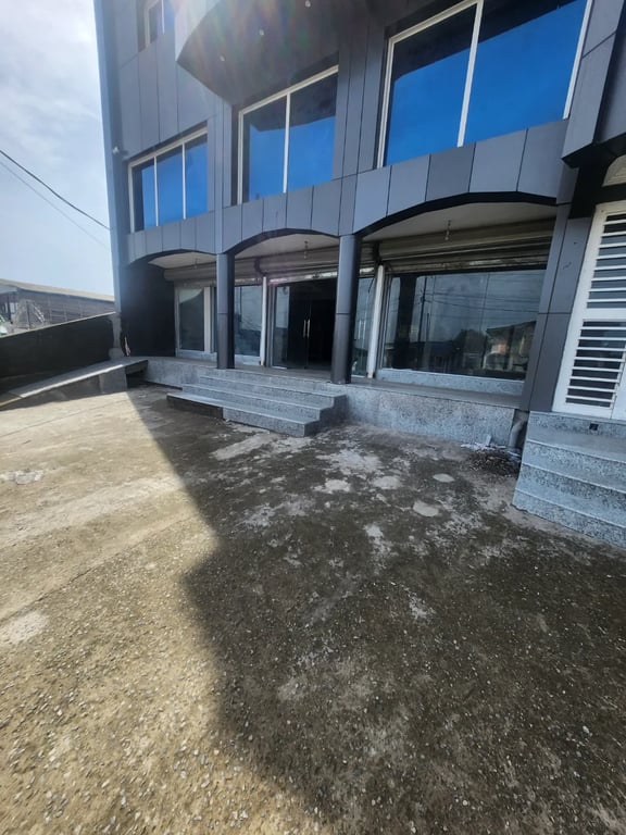 Espace commercial à louer /Banques - Supermarchés - Direction d'entreprise
