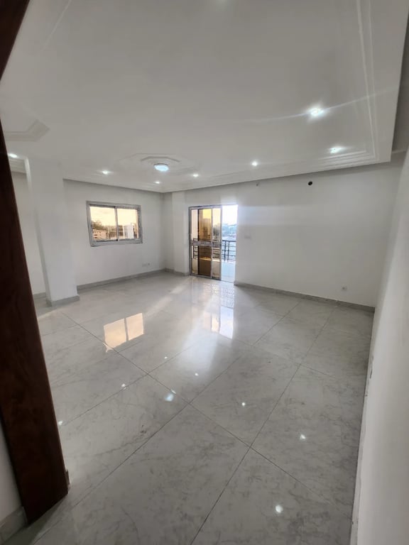 Appartement 3 chambres Bonapriso, rue UTA – 850 000 FCFA