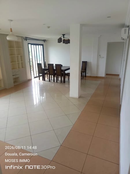 Appartement 5 pièces Bonanjo, près Lycée – 1 300 000 F/mois