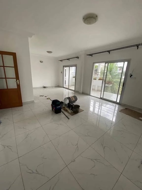 Unfurnished 03 bedrooms apartment for rent at Bonapriso