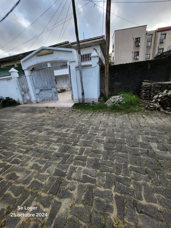 Duplex 4 chambres Bonapriso près Hydrocarbures, 1,8M