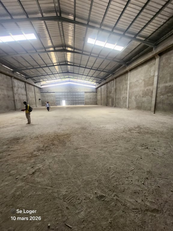 2700 m² Entrepôt à louer- Yassa