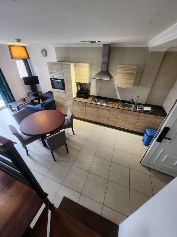 Studio meublé Bonapriso près Energy Club, 3e étage, 1M FCFA