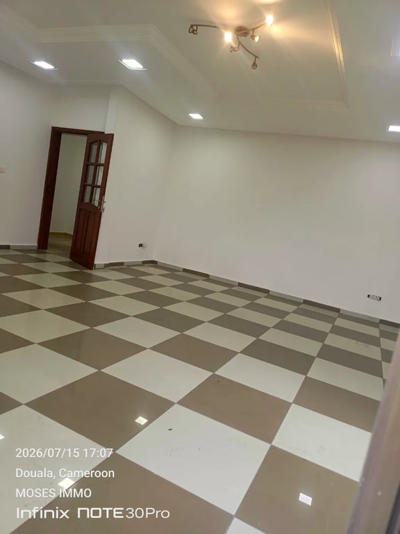 Appartement 3 chambres Bonanjo, Marché de fleurs - 600 000 FCFA