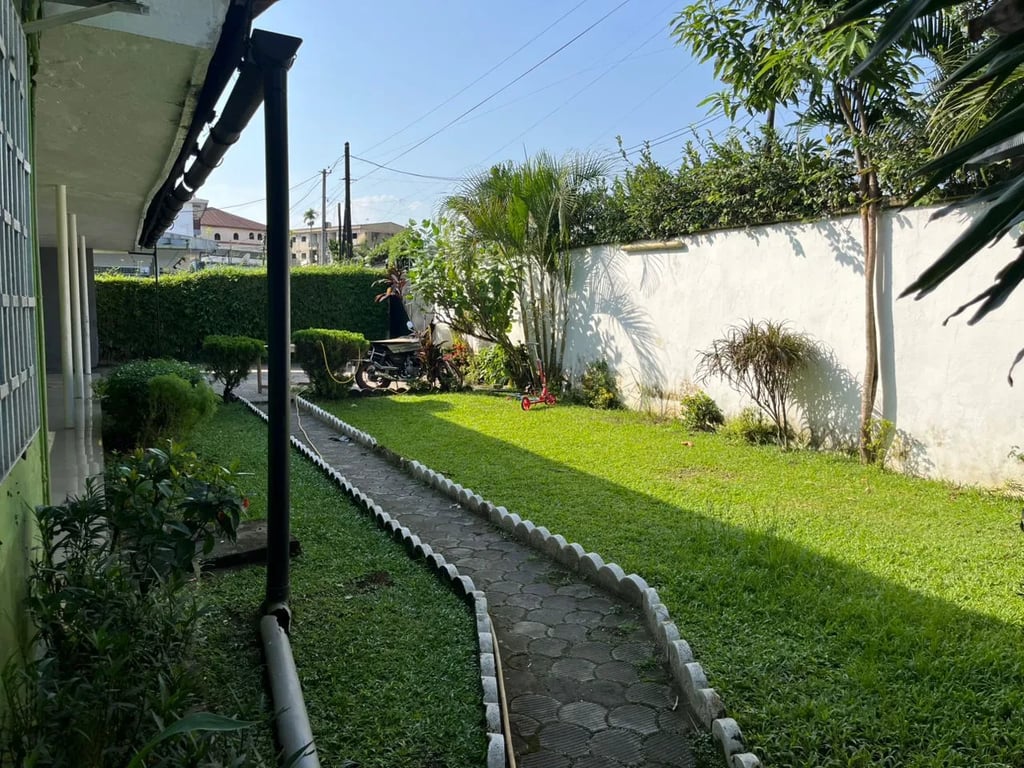 Villa sur un terrain de 659m² à Bonapriso