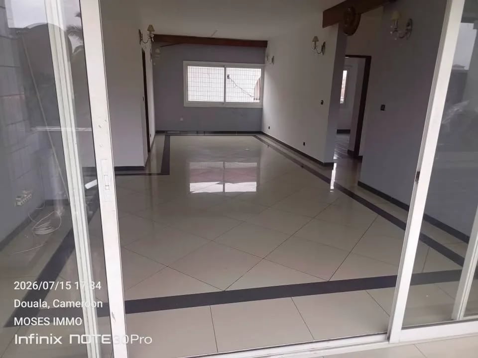 Apt 3 chambres Bonapriso, rue Koloko – 550 000 F