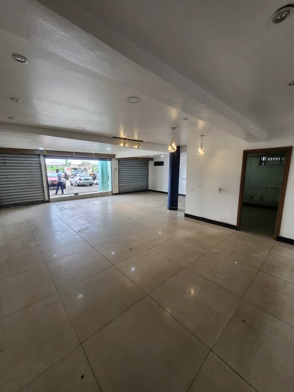 Shop 90 m² Bonamoussadi, Boulevard de la République