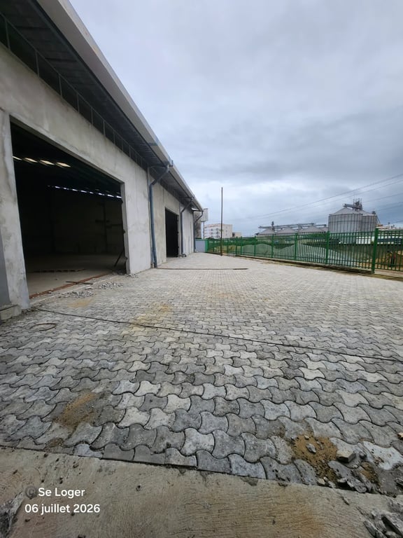 Entrepôt commercial 2000 m² Bonabéri, Ndobo