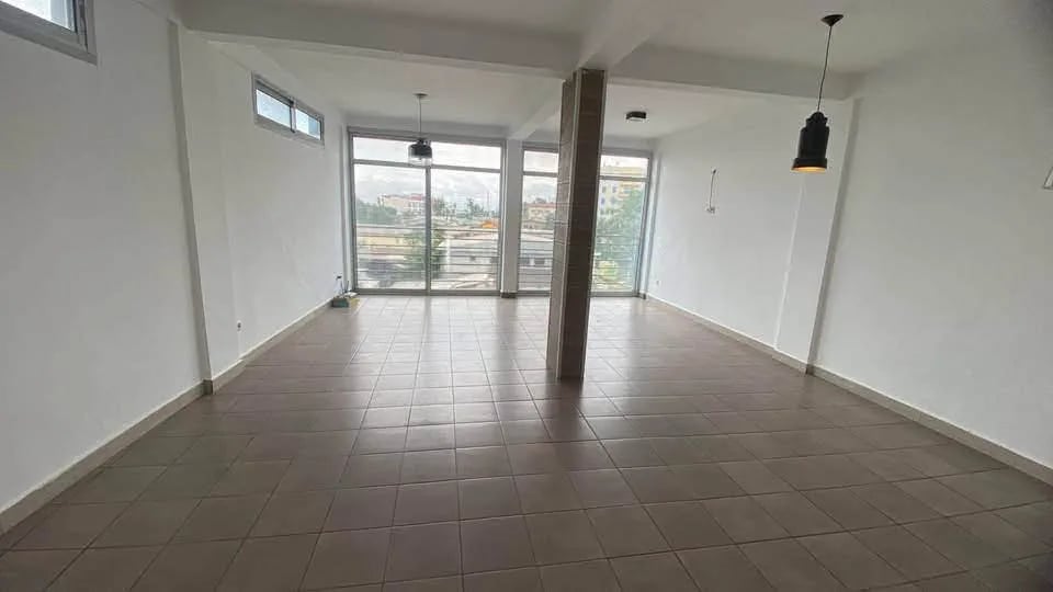 Apt 2 chambres Bonapriso près de H, calme et sécurisé