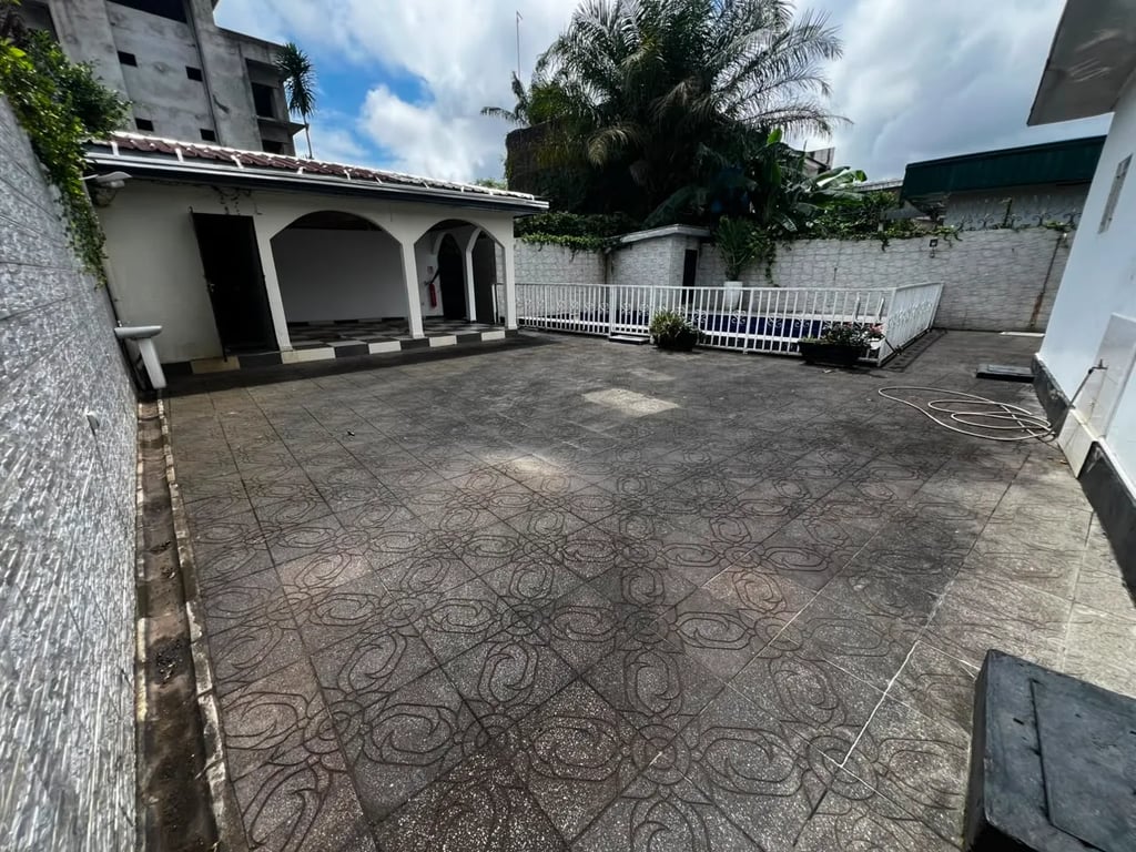 Villa 5 chambres Bonapriso près Dominique Savio - 1 800 000 FCFA
