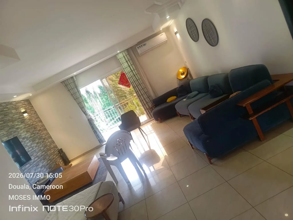 Apt 3 chambres meublé Bonapriso près Goodies, 1,2M FCFA