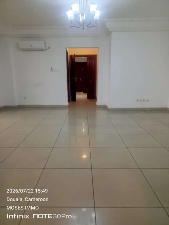 Apt 2 chambres, 3 salles de bain à Bonapriso près Hôtel la Falaise