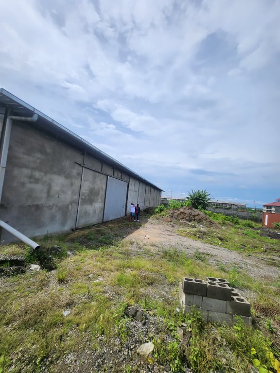 Entrepôt de 1500m² sur une assiette foncière de 4500m²