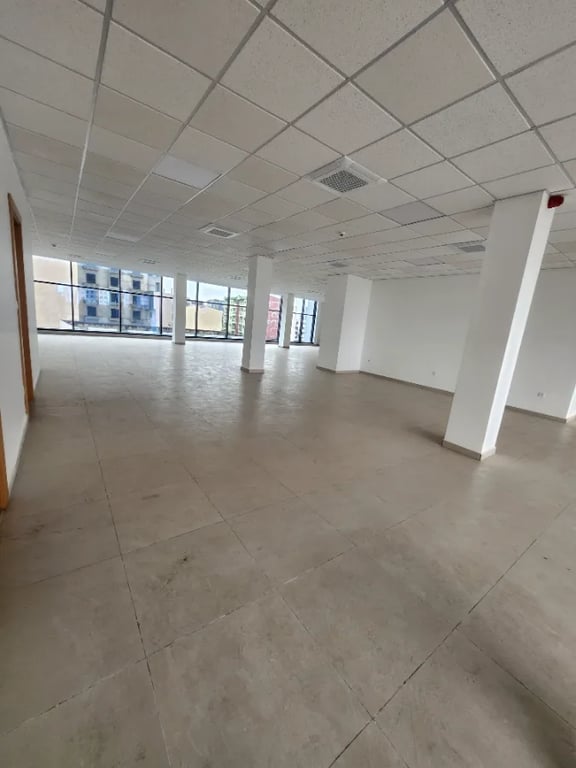 Bureau open space 260 m² à Bonapriso, près de H