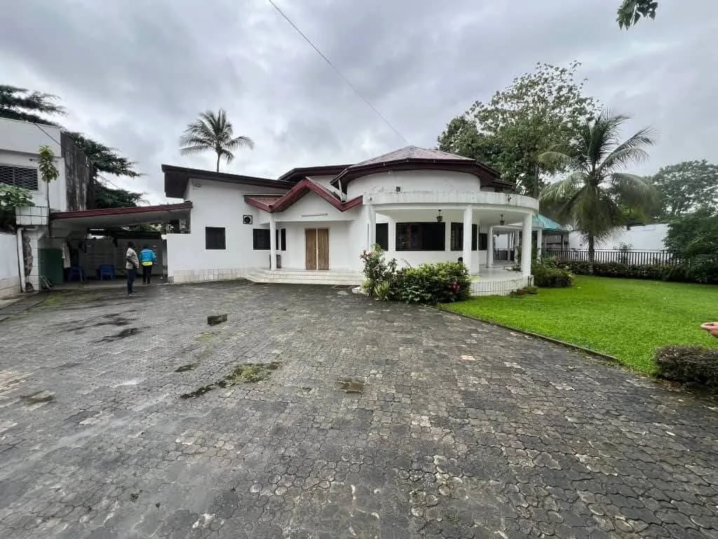 Unfurnished 05 bedrooms villa | Hydrocarbures, Bonapriso