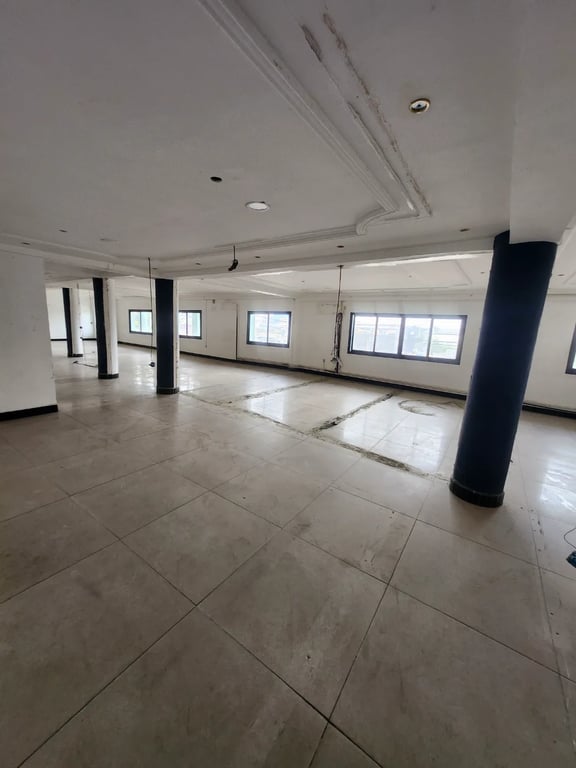 Open space 225 m² Bonamoussadi, rond-point Maetur