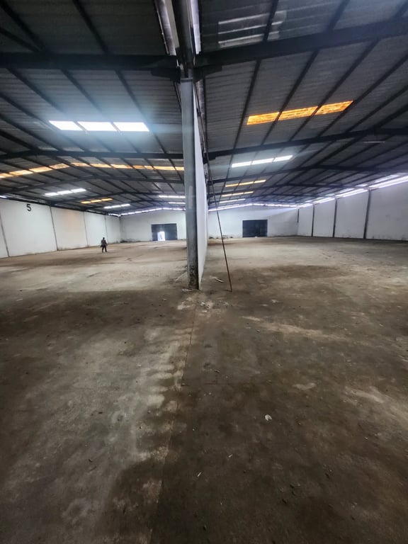 2000 m² Entrepôt à louer à Bonaberi